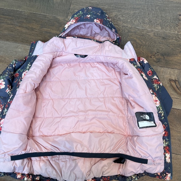 Northface Snow suit - coat & snowpants - Picture 5 of 9